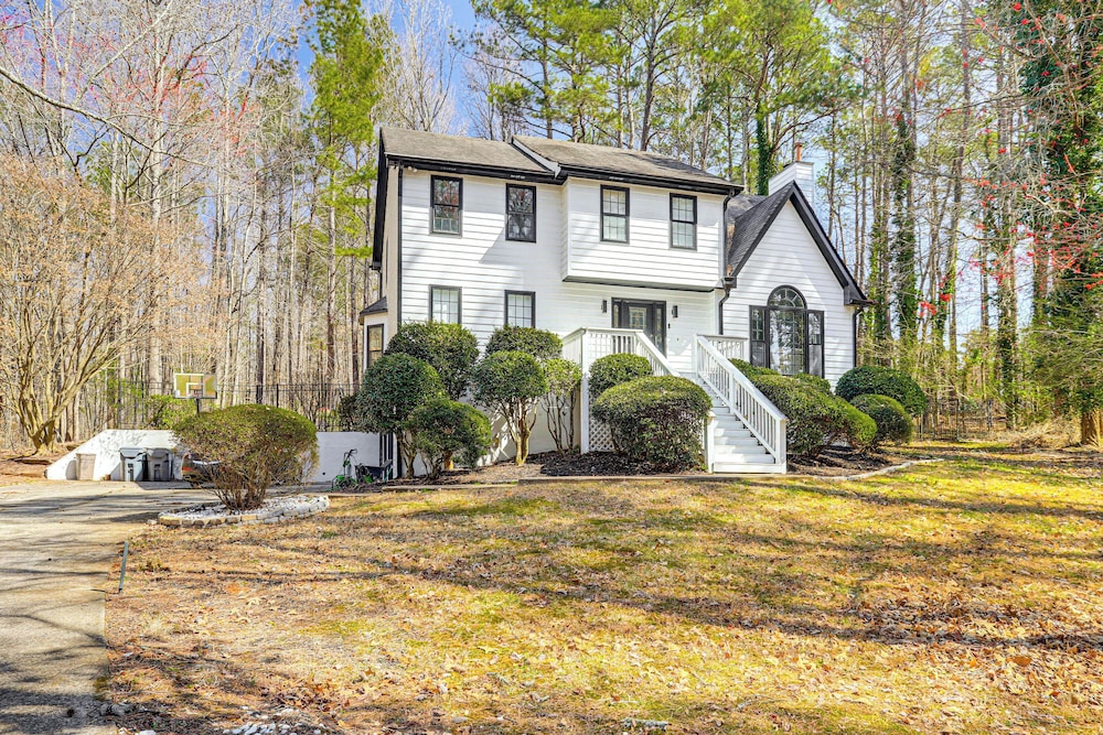 Private Hot Tub & Deck: Family Gem in Alpharetta