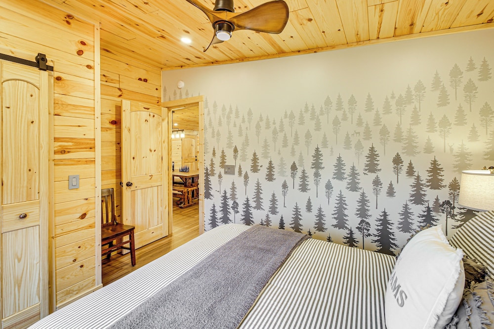 11 Mi to Marina on Lake Hamilton: Cabin Getaway