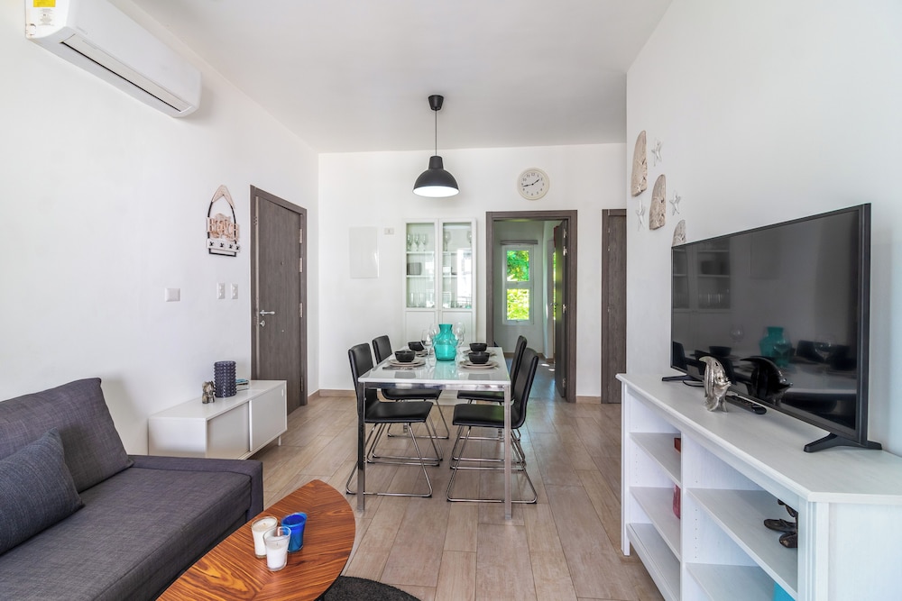 Modern 2BR Apartment - Paseo del Mar