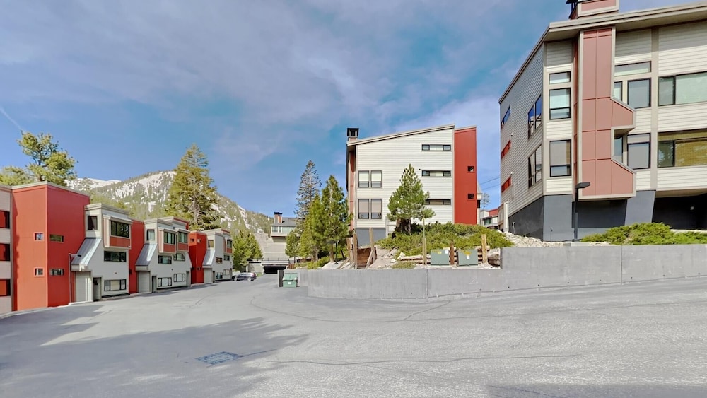 3 Outdoor Spas, Pool, Sauna and Free WiFi and Parking - Unit 531 at 1849 Condos - Slopeside by RedAwning