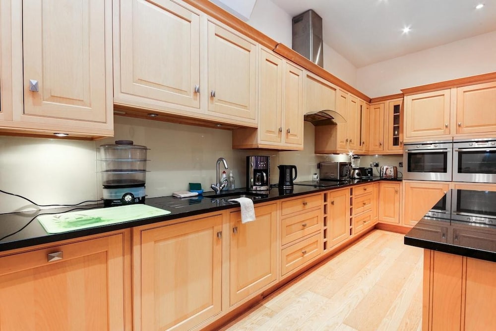 Specious Family Kensington 5-bed House, Sleeps 12