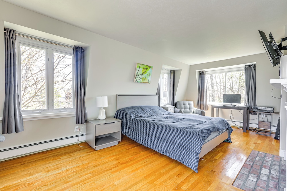 3 Mi to Cape Cod Bay: Marshfield Home w/ Balcony!