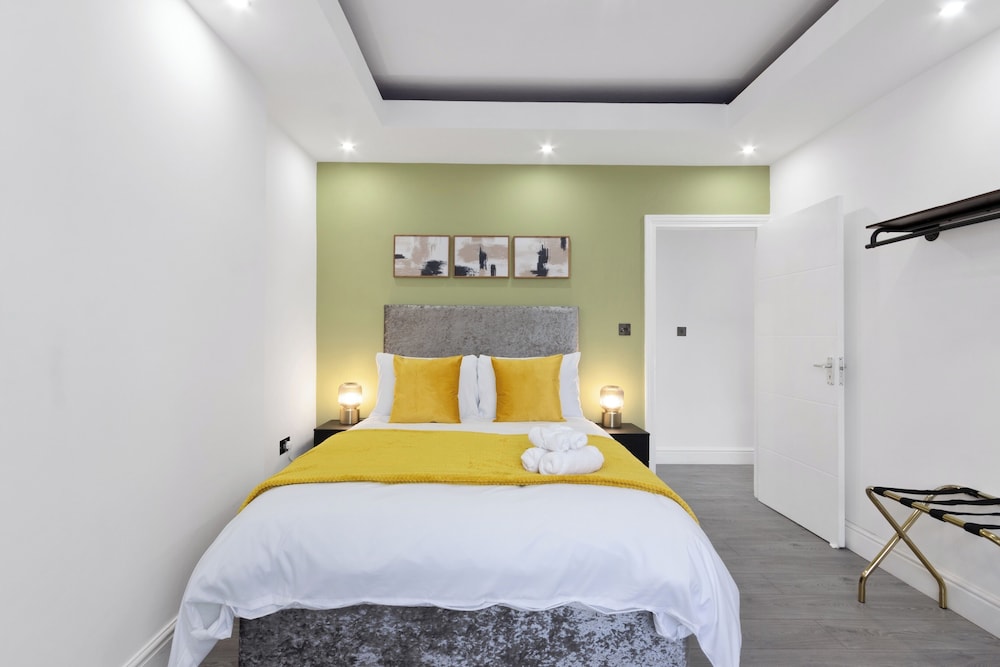 4 Bed - Sleeps 9 - Free Parking - 20 min Gatwick
