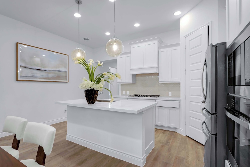 Legacy Haus Modern Stay for 8!