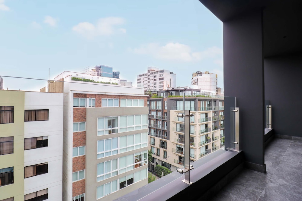 w Elegant 2BR w Balcony Near Larcomar