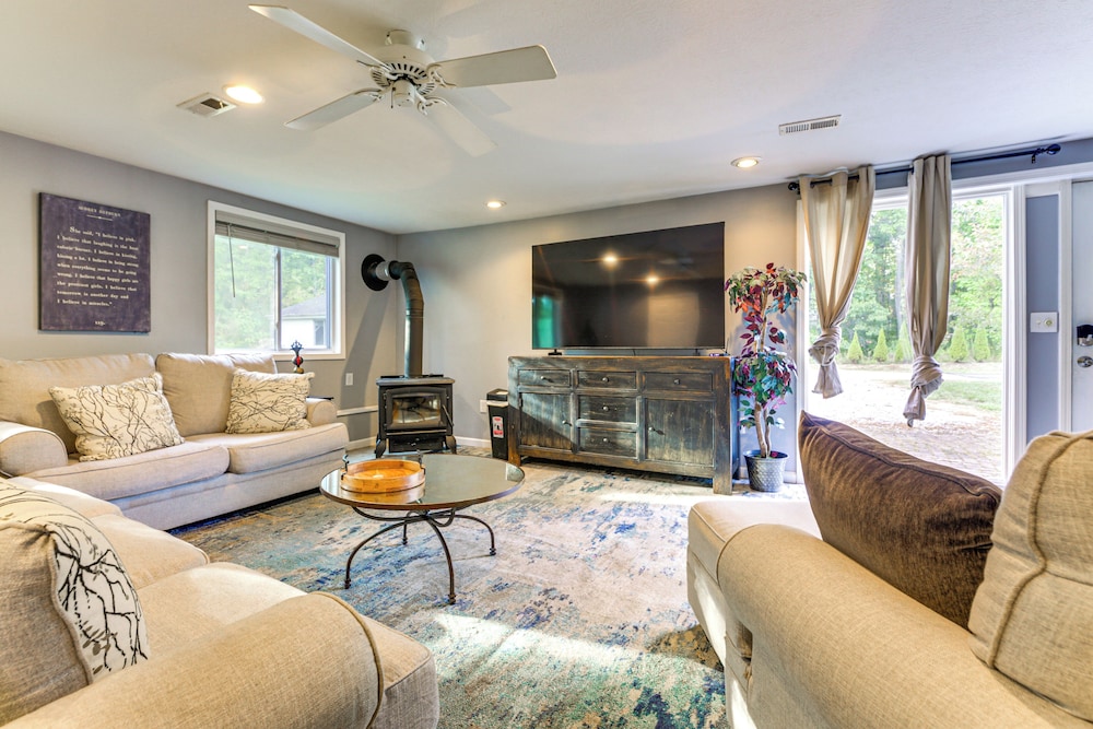 Large Yard w/ Pond: Family Retreat in New Albany!