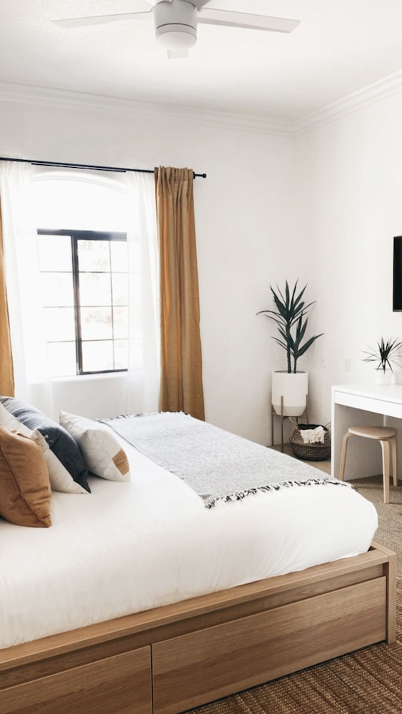 Designer 1 bed 5 min to Old Town Dogs Welcome
