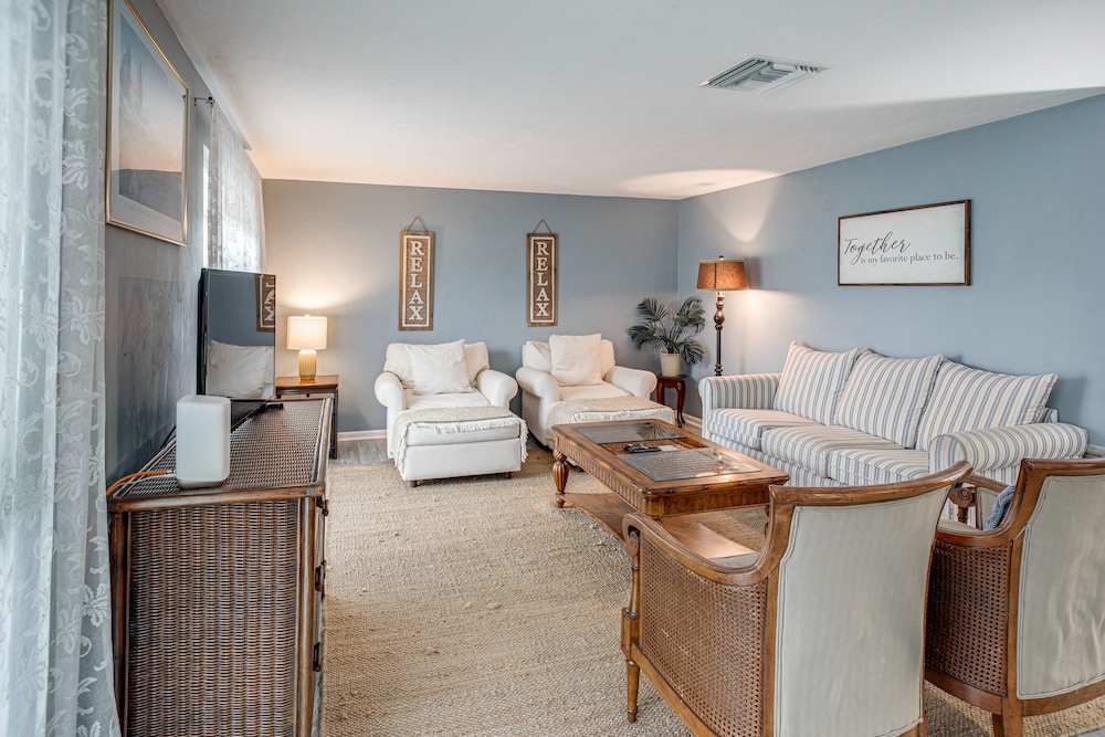 Bright Fort Myers Home w/ Pool - 9 Mi to Beach!