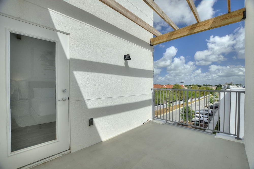 Harmony Haven Boutique Townhome At Azzure Resort Near Disney By Shine Villas 6 Bedroom Townhouse