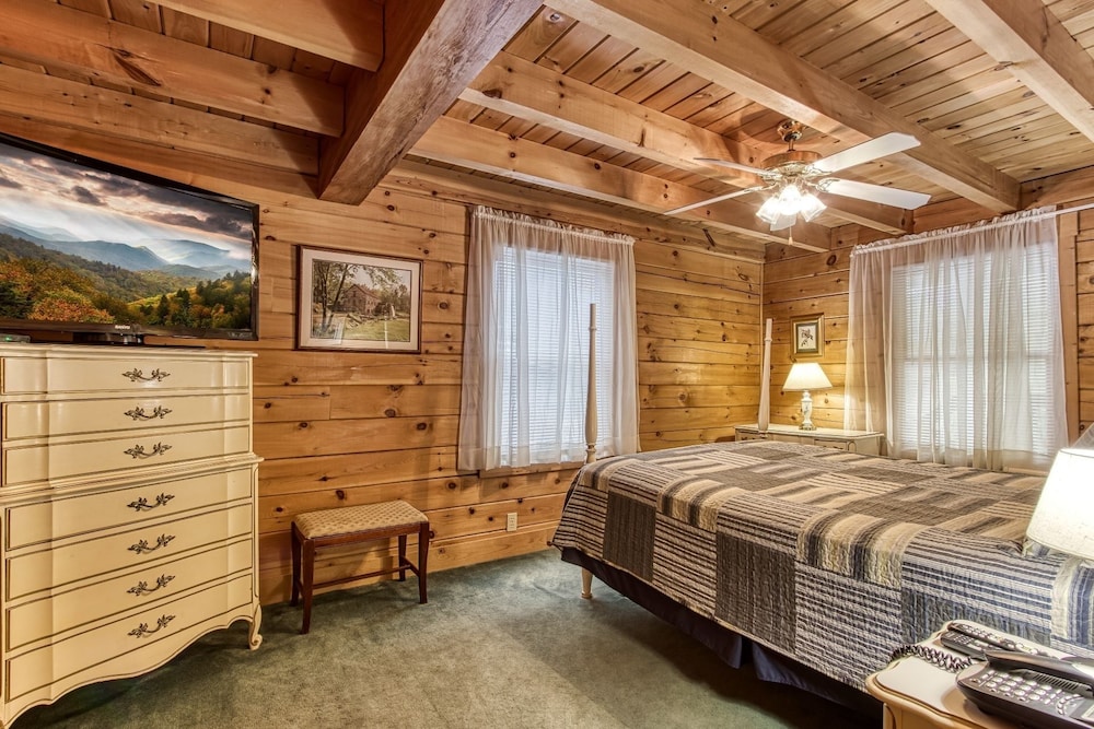 Er2 - Heavenly View Great Location! - Close To Town! 2 Bedroom Cabin by RedAwning view 2