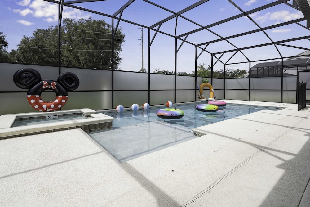 Family Villa w Pool Games n Themed Rooms