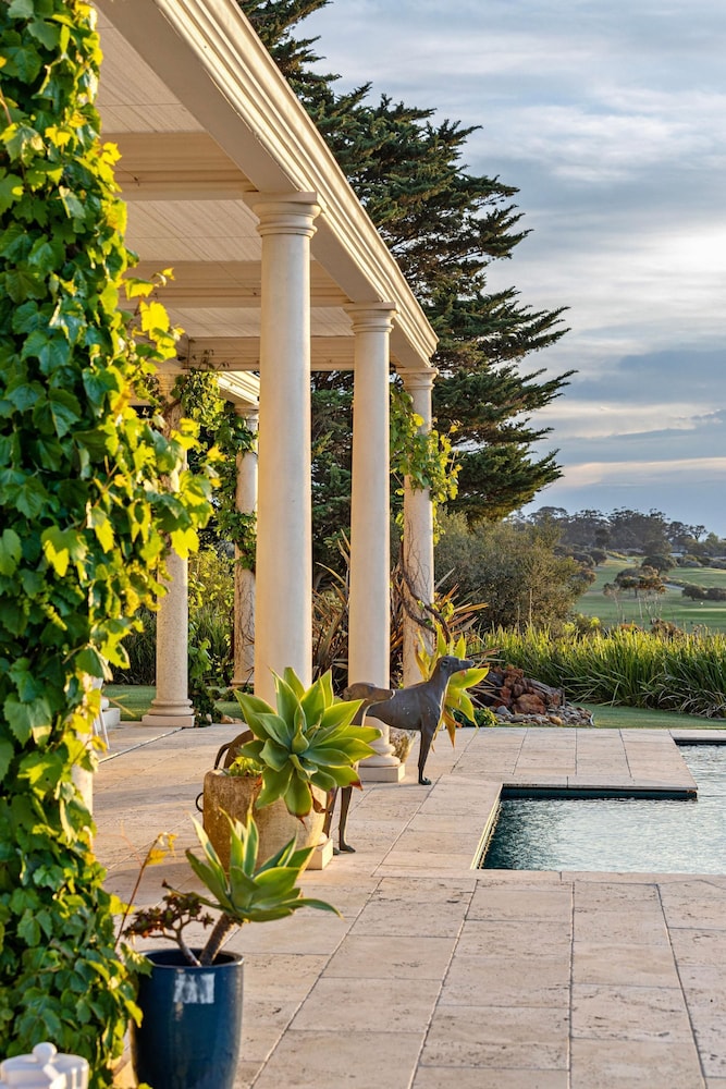 The Bay Crest Manor Views Pool Beach