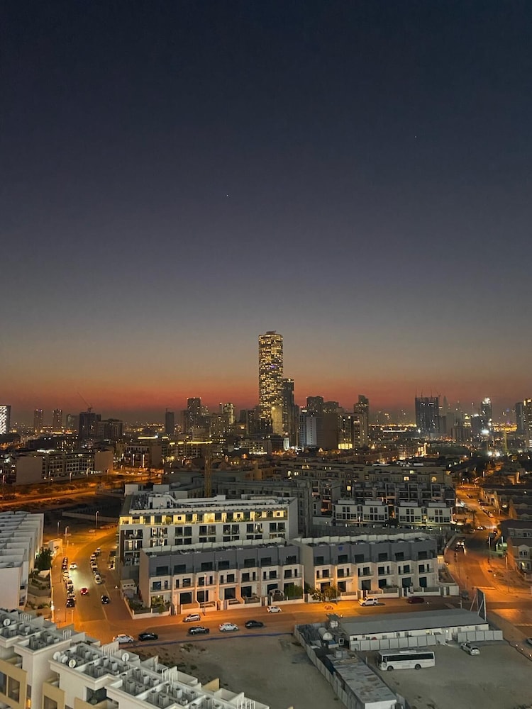 WelHome - Dubai Delight: Luxe Living 1BR at Binghatti Luna