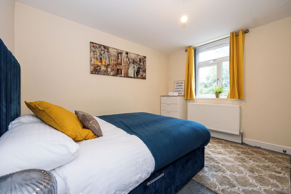 Stunning 3 Bedroom Home in Newcastle-under-lyme With Garden