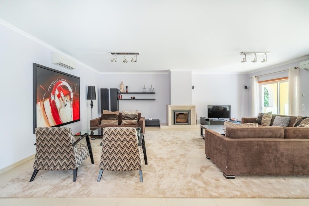 Villa Amarela - Luxurious 4 Bedroom Villa in Lagos