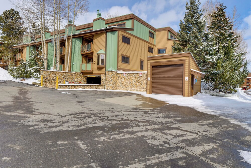 Walk to Main Street: Breck Condo w/ Balcony!