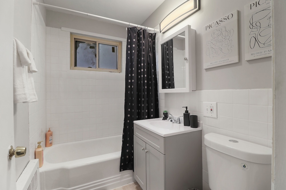 Cozy 1BR Apt Near Shops - Kimball C2