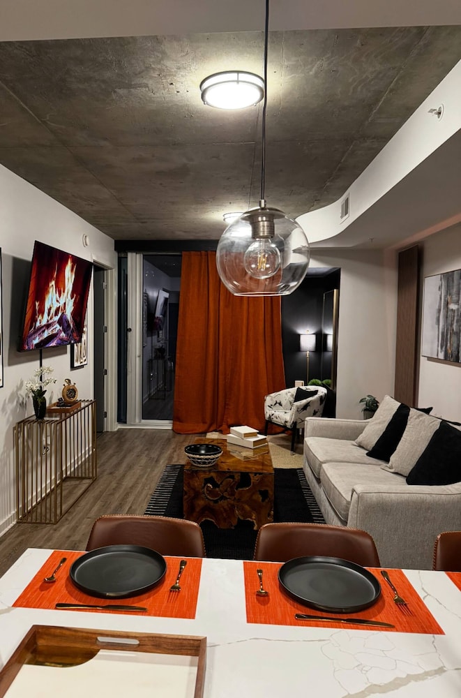 Mid-town Luxury Apt High Rise Gym Pool Parking