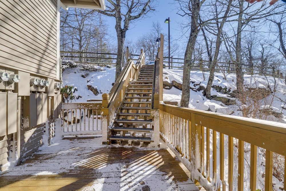 Cozy Condo w/ Patio: 1 Mi to Wintergreen Resort! view 3
