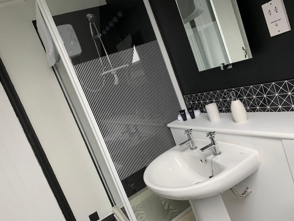 South Shields Vacations - Kingsmere Guest House - Property Image 37