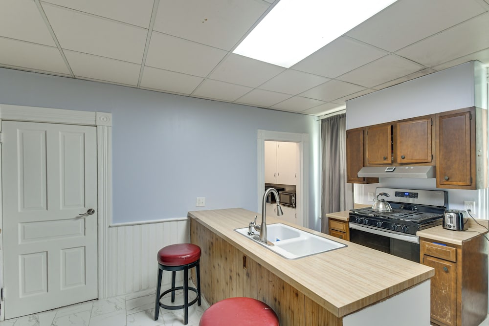 < 1 Mi to Main St: Quiet Apartment in Galesburg!