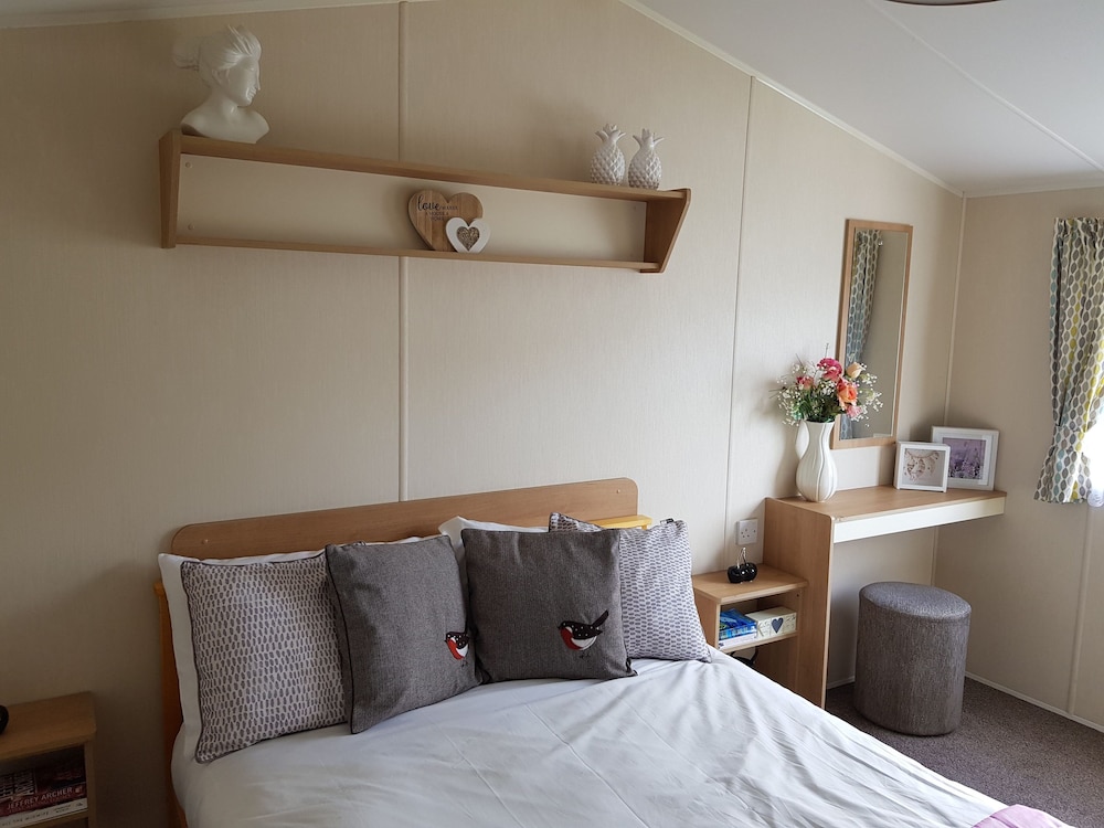 Pool-garden-2br-parking-wifi-sleeps6 view 2