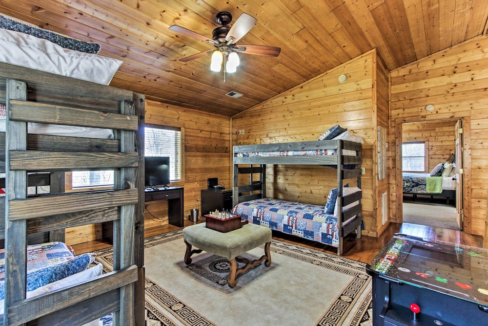 Sevierville Cabin w/ Hot Tub: 6 Mi to Pigeon Forge view 3