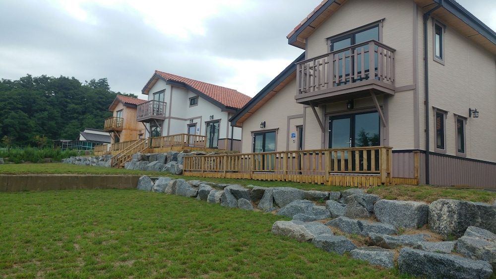 Daegwallyeong Solbawee Log-Housing Pension