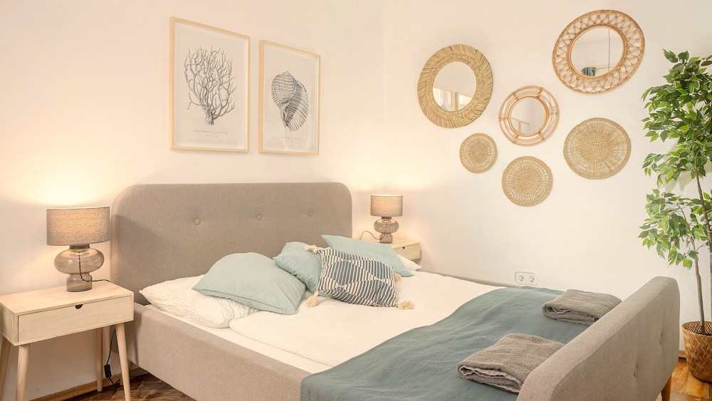 Designer Apartment - 5 min to Center