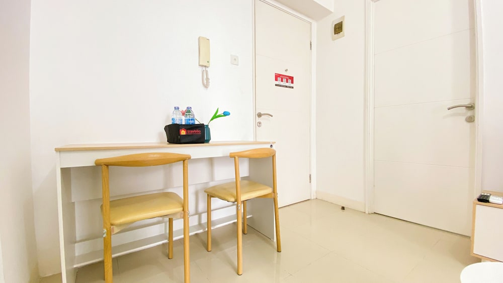Relaxing And Homey 2Br At Bassura City Apartment