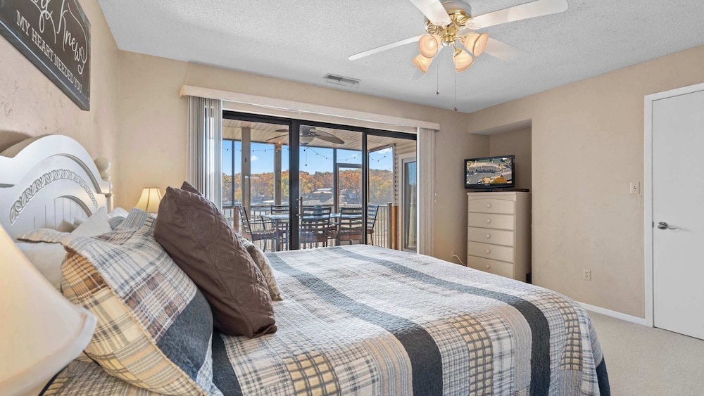 Easy Breezy Lakefront for 6