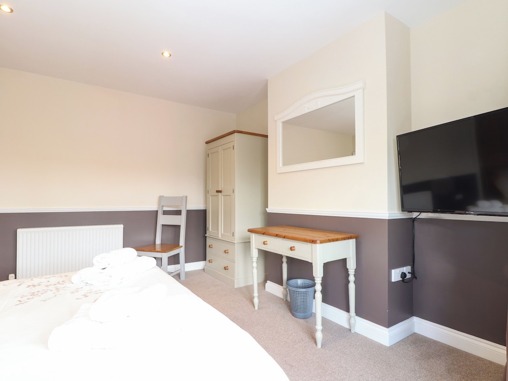 Flat 2 Niles Place