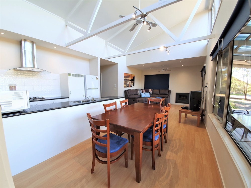 Waterfront Retreat At Wattle Point