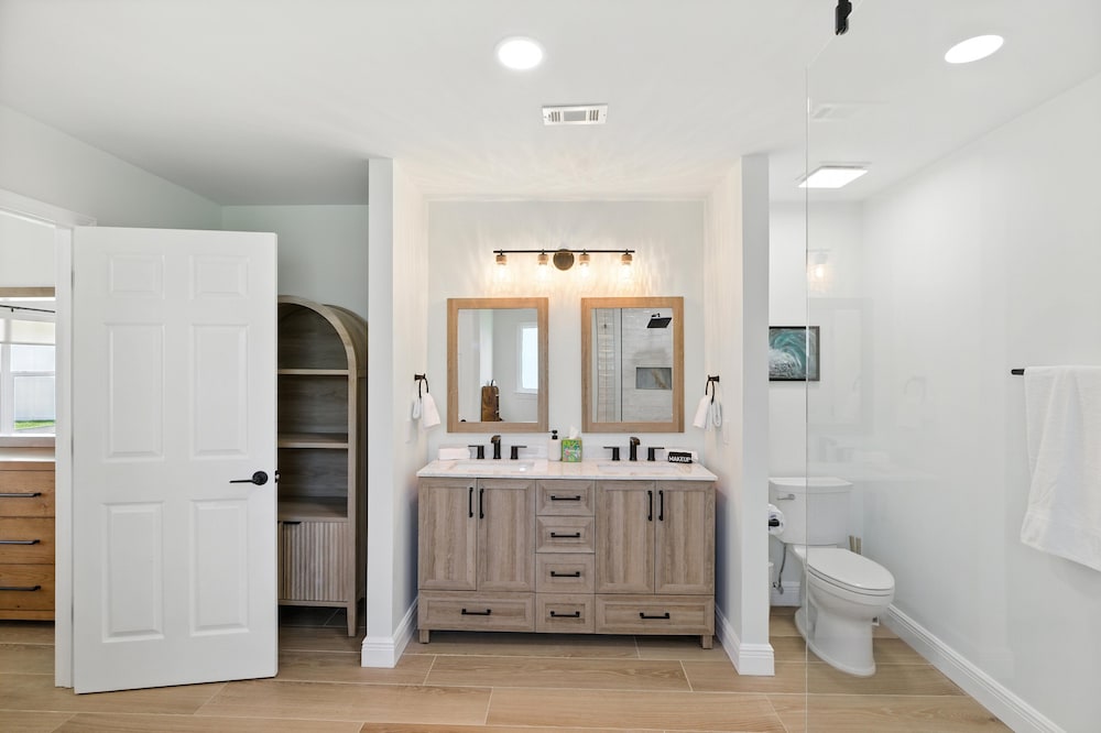 Sunny 3BR w/Hot Tub & Game Room Home