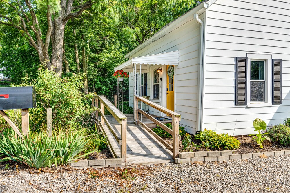 Peaceful Franklin Cottage ~ 1 Mi to Downtown! view 2