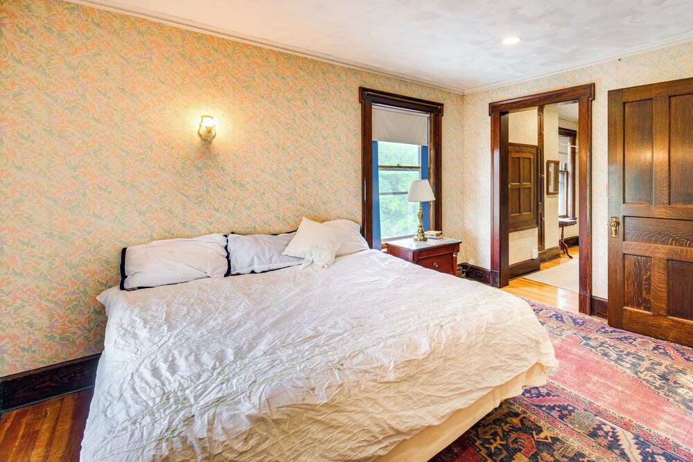 2 Mi to Lake Erie: Spacious Retreat Near Cafes!