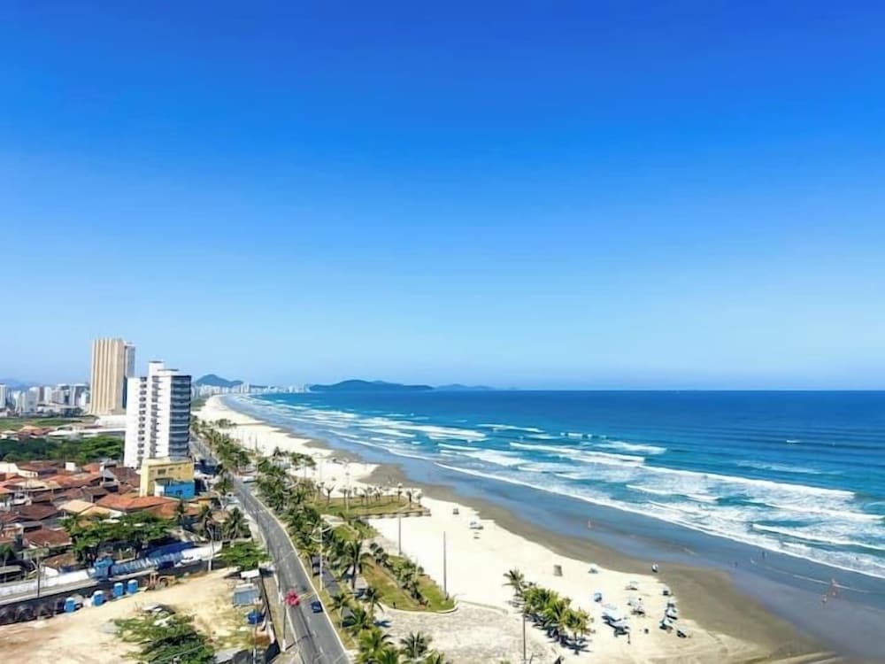 Pé na areia apto c vista mar e piscina