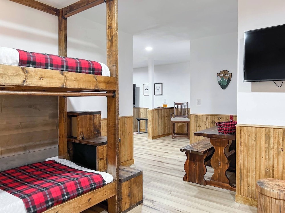 3 Kings 4 Bunks-sleeps 10-smart TV X6-parking out Front-full Kitchen-hot Tub