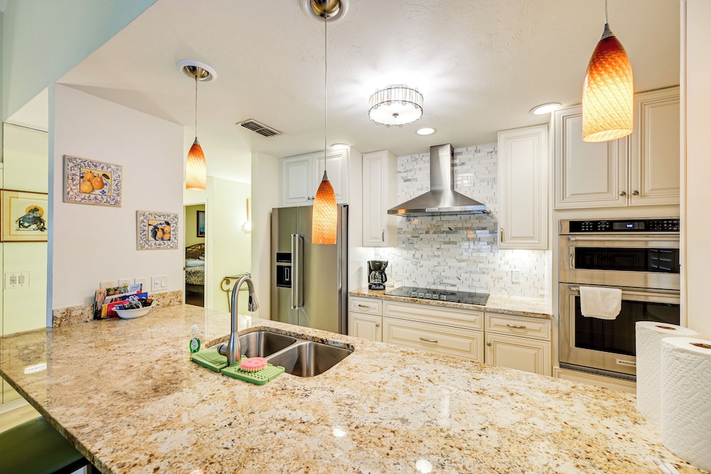 Extended Stay in Estero: Townhome w/ Lake Views!