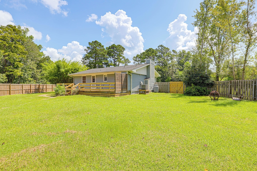 3 Mi to Beach: Pawleys Island Cottage