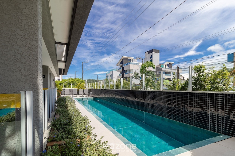 Modern apt With Pool and hot Tub! Rhl0305