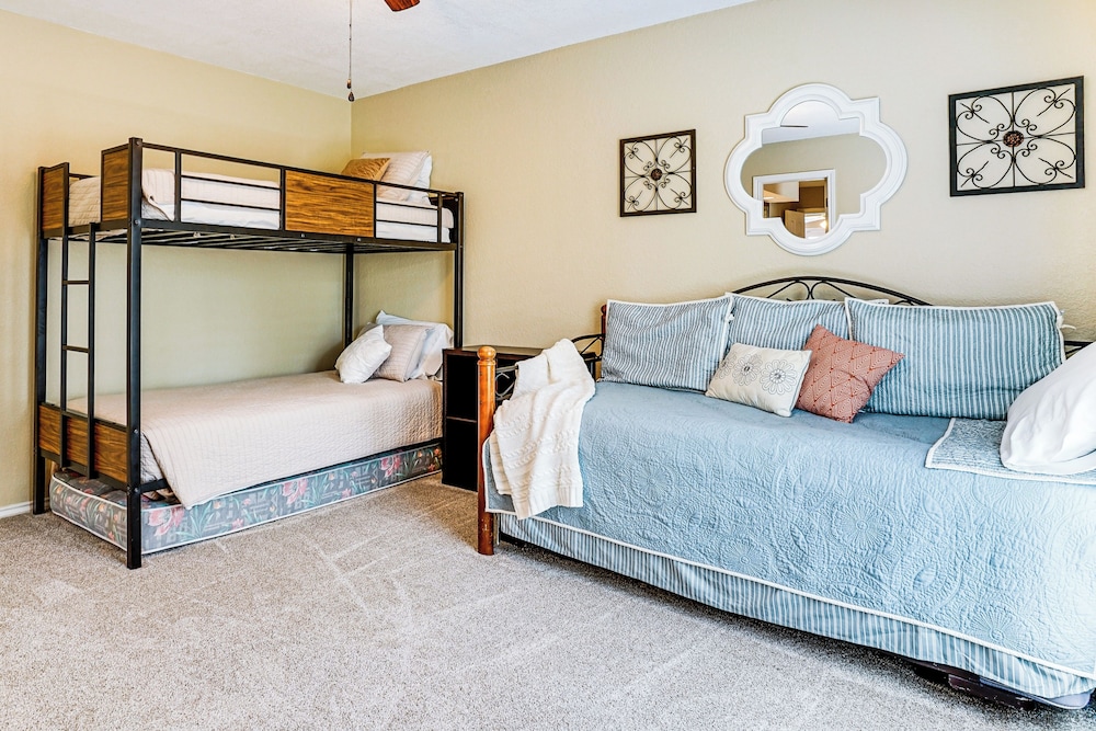 Patio & Yard: Family Home 12 Mi to At&t Stadium!