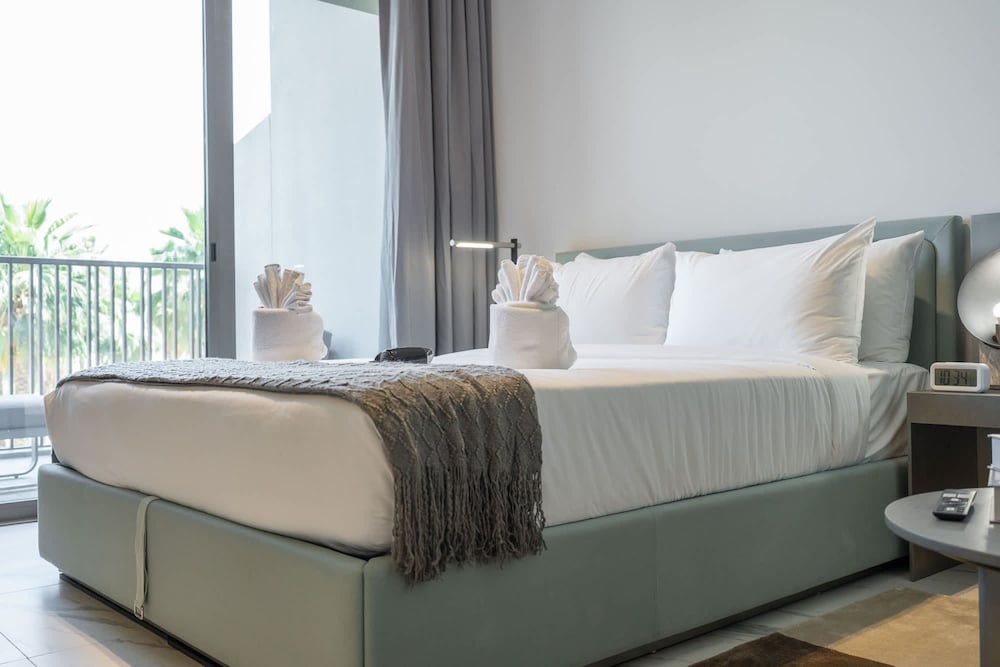 Modern and Stunning Studio in MAG 910 MBR City
