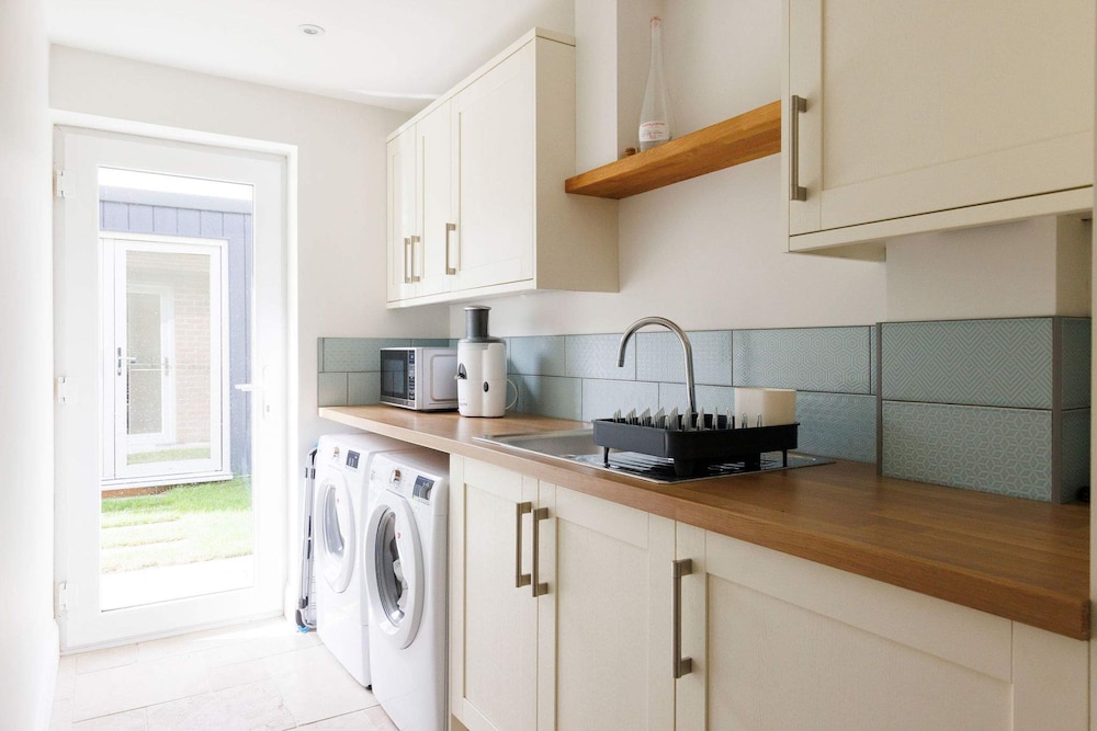 Chic 4-bed Coastal Retreat in Heart of Bosham