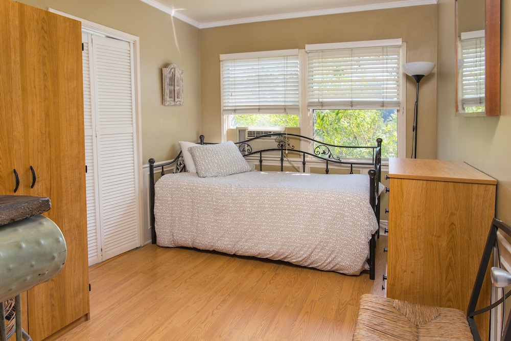 Hollywood Hills Suites