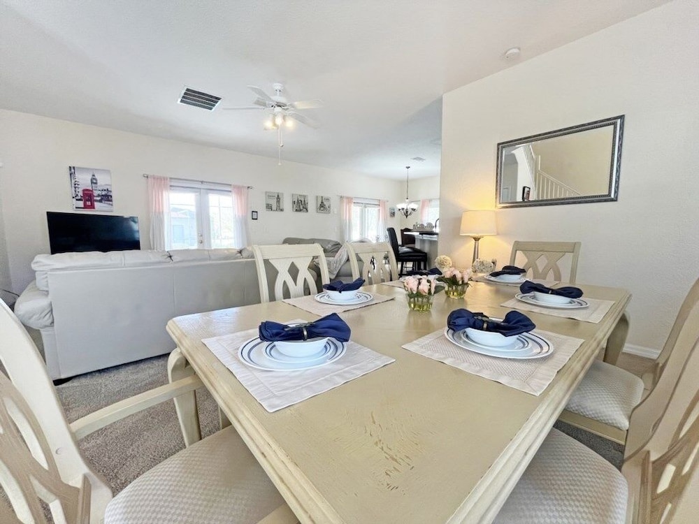 The White House 4 Bedroom Home