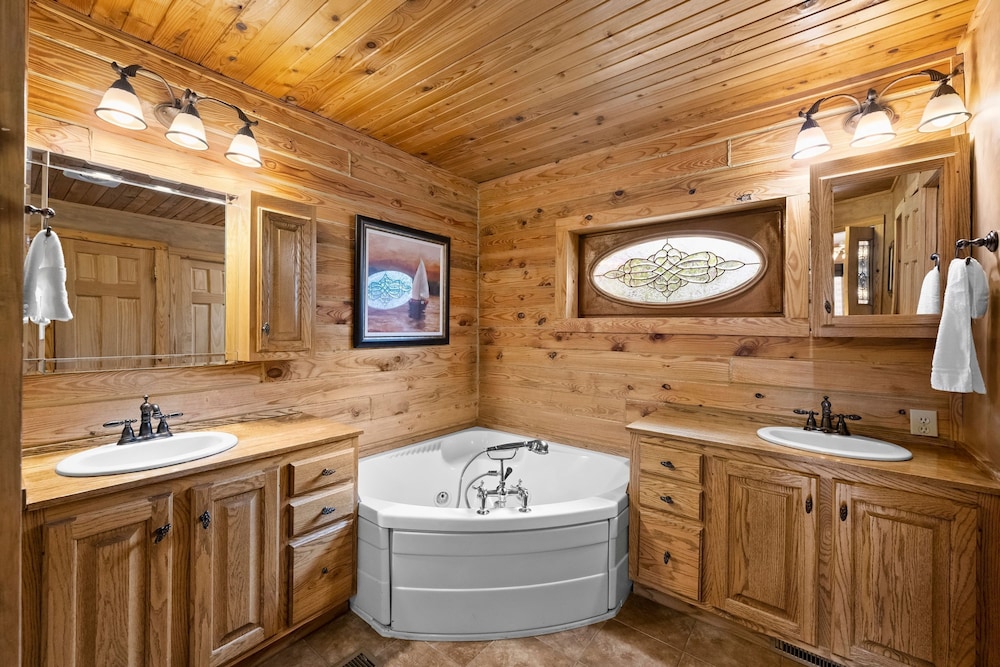 Lakeside Lodge by Avantstay Hot Tub Dock