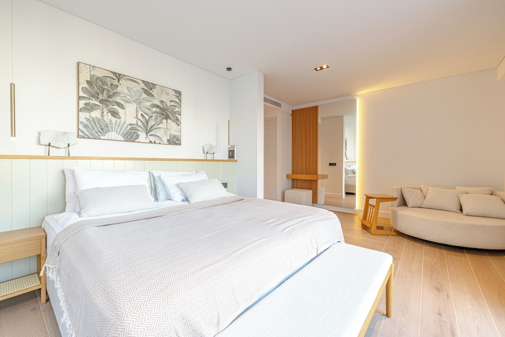 3-Bedroom Beachfront Villa with Hotel Amenities