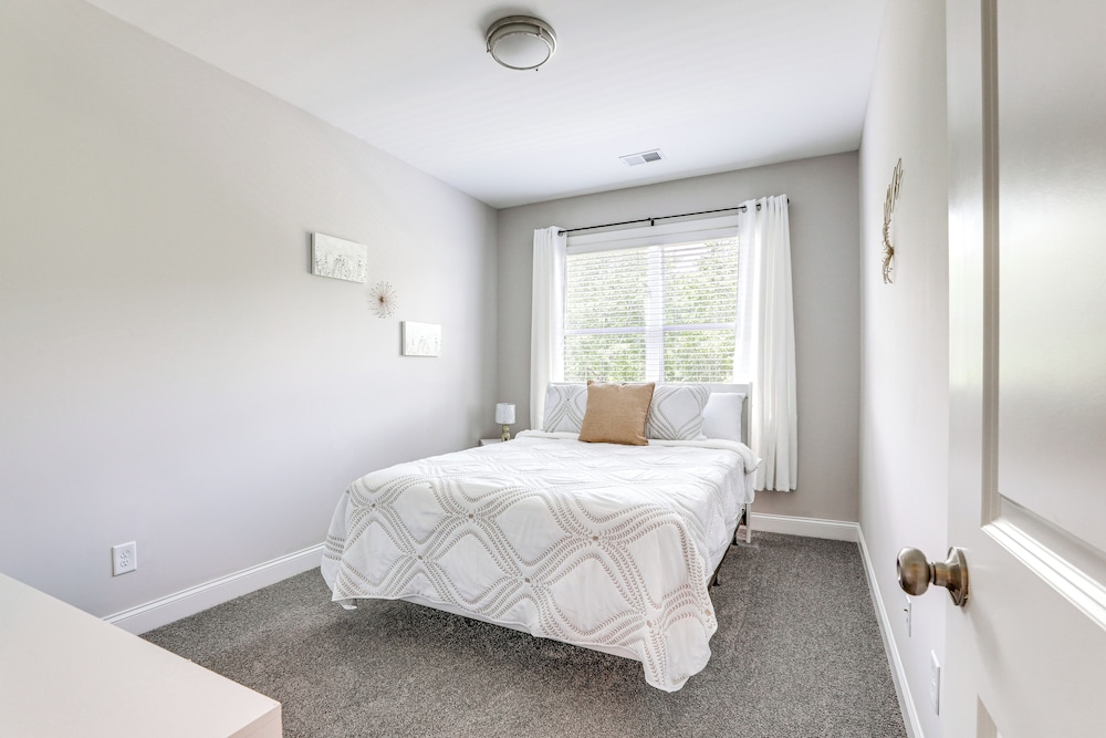 7 Mi to Dtwn: Sleek Retreat in Atlanta!