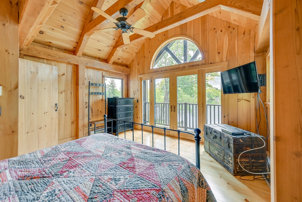 Lakefront Westhampton Cabin w/ Beach + Kayaks!
